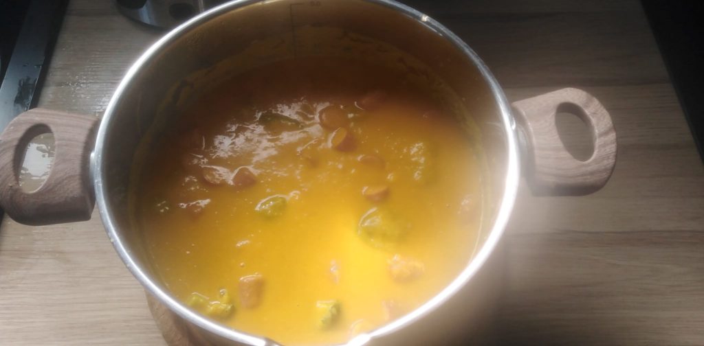 Zubereitung der Kichererbsensuppe mit Kurkuma